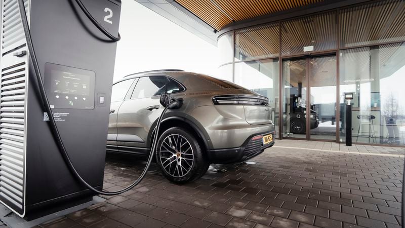 Porsche Macan elektrische auto EV laden snelladen opladen Porsche Charging Lounge wintersport wintersporters