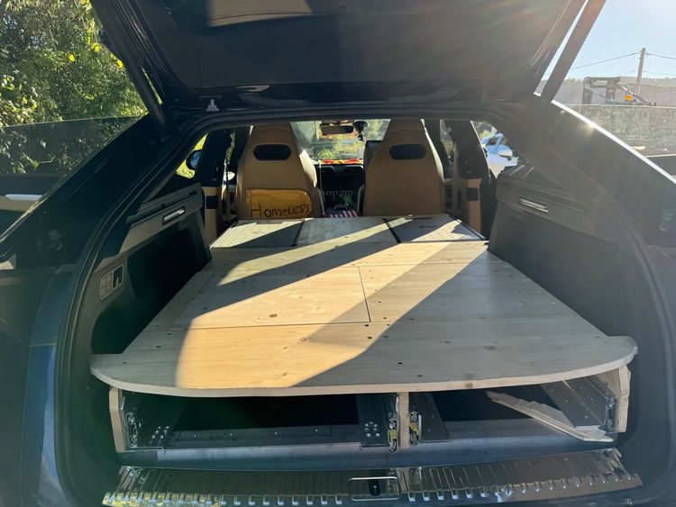 Man verkoopt huis om rond te reizen in Lamborghini-camper
