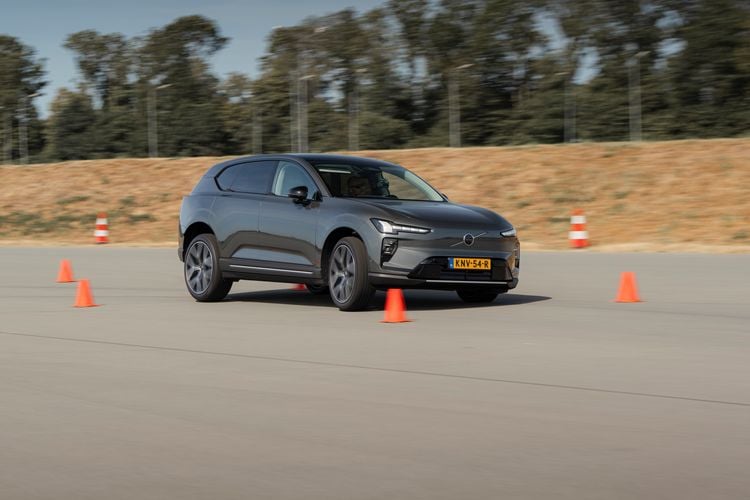 Volvo EX60 rijdend op de testbaan