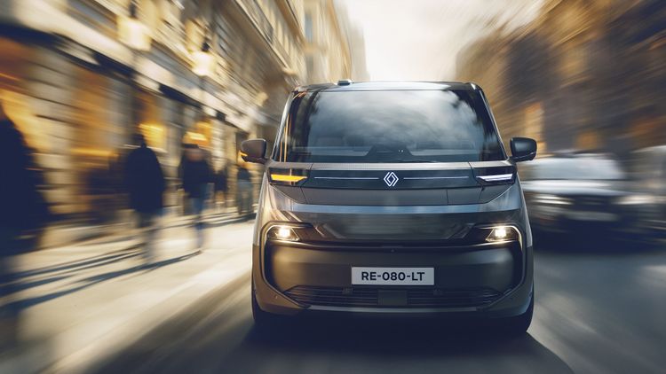 Renault laat plots opvallende designtaal zien met nieuwe elektrische Trafic die tot 2.000 kg mag trekken