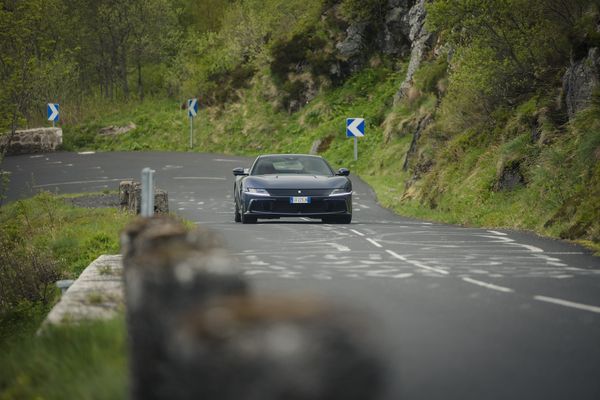 Ferrari 12Cilindri frontaal op een bergweg