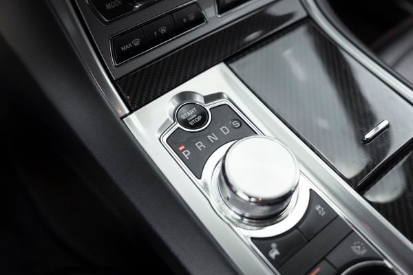 Half Nederland rijdt een automaat, maar is het ook echt beter dan zelf schakelen?