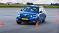 Citroën ë-C3 rijdend tussen pylonnen