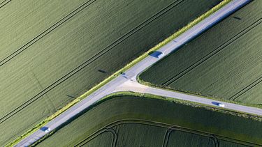 Drie auto’s op een T- of Y-splitsing, wie heeft er voorrang?