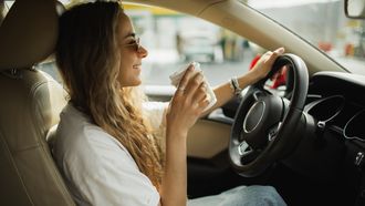 Ga je van koffie beter autorijden? Dit zegt onderzoek