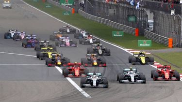 epa07505344 British Formula One driver Lewis Hamilton of Mercedes AMG GP (C, front) leads the pack at the start of the Chinese Formula One Grand Prix at the Shanghai International circuit in Shanghai, China, 14 April 2019.  EPA/WU HONG