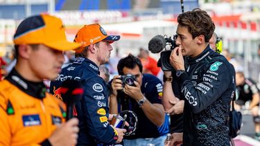 epa11445225 First placed Red Bull Racing driver Max Verstappen of Netherlands (C) chats with third placed Mercedes driver George Russell of Britain (R) after the Qualifying for the Formula One Austrian Grand Prix, in Spielberg, Austria, 29 June 2024. The 2024 Formula 1 Austrian Grand Prix will be held at the Red Bull Ring racetrack on 30 June.  EPA/MARTIN DIVISEK