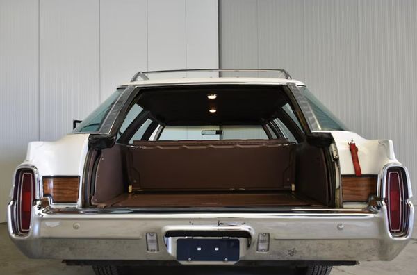 Wegenbelastingvrije 7,5-liter V8-gezinsauto is betaalbaar, heeft 8 zitplaatsen en beschikt al over airco