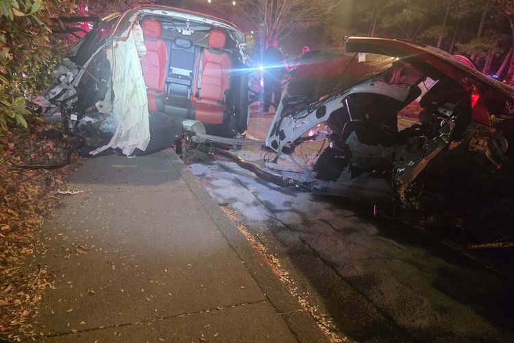 Porsche Cayenne Coupé in tweeën na botsing met boom