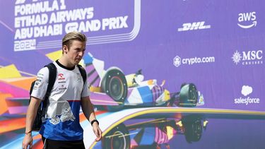 epa11758110 RB driver Liam Lawson of New Zealand arrives at the paddock ahead of the Formula One Abu Dhabi Grand Prix, in Abu Dhabi, United Arab Emirates, 05 December 2024. The 2024 Formula One Abu Dhabi Grand Prix will be held on the Yas Marina Circuit racetrack on 08 December.  EPA/ALI HAIDER