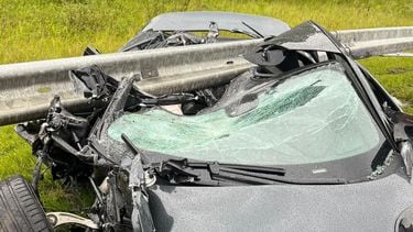 Bizarre crash met lage McLaren: vast onder vangrail verkeersdoden