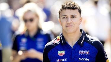 BOEDAPEST - Isack Hadjar (Red Bull Racing) voorafgaand aan de derde vrije training op de Hungaroring voor de Grote Prijs van Hongarije. SANDER KONING / ANP