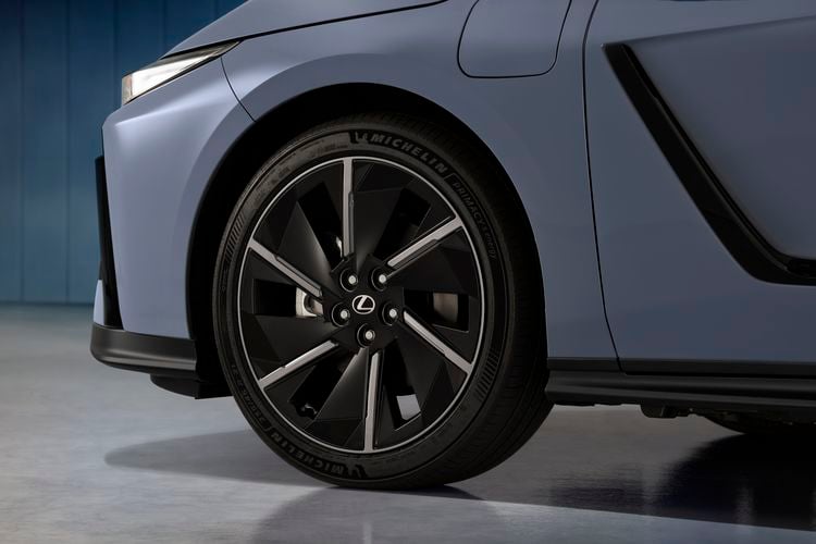 Lexus ES lijkt op goedkopere Toyota, toch ga je enkel de duurdere zien