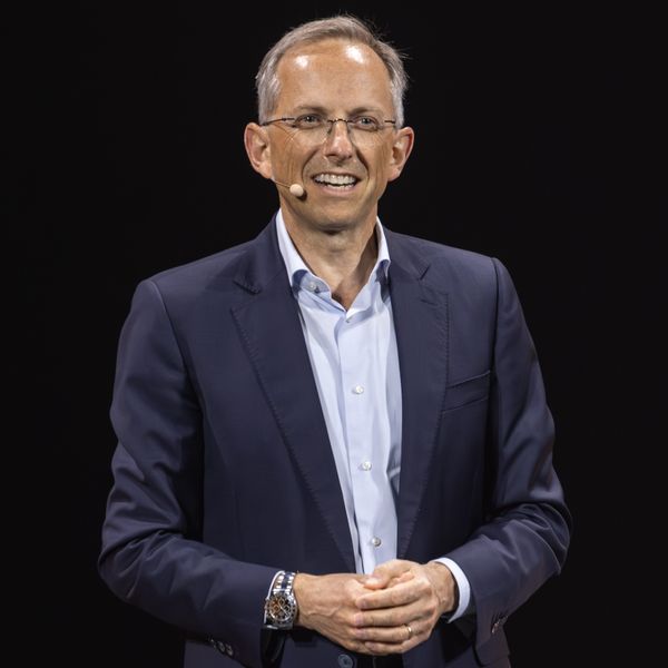 Dit verdient Ferrari-CEO Benedetto Vigna per jaar, en zijn bonussen zijn schokkend
