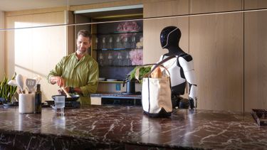 Nog meer fabrieksontslagen? Zo traint Tesla op de rug van medewerkers robots