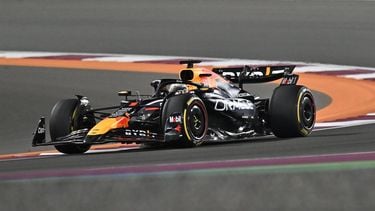epa11749497 Dutch Formula One driver Max Verstappen of Red Bull Racing in action during the Sprint race at the Lusail International Circuit racetrack in Lusail, Qatar, 30 November 2024. The Formula 1 Qatar Grand Prix will be held on 01 December 2024.  EPA/NOUSHAD THEKKAYIL