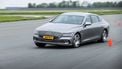 Genesis Electrified G80 rijdend tussen pylonnen