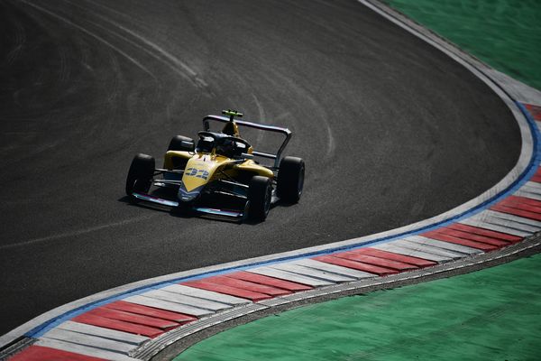 Een kijkje achter de schermen bij de F1 Academy: 20-jarige Esmee rijdt in topklasse voor vrouwen