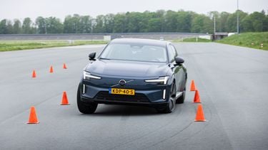 Volvo ES90 rijdend tussen pylonnen