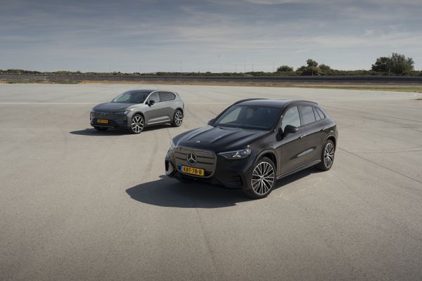 Mercedes-Benz GLC en Volvo EX60 naast elkaar op de testbaan