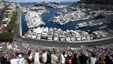 epa12133970 Spectators watch drivers racing around the harbour during the Formula One Grand Prix of Monaco at the Circuit de Monaco in Monte Carlo, Monaco, 25 May 2025.  EPA/YOAN VALAT