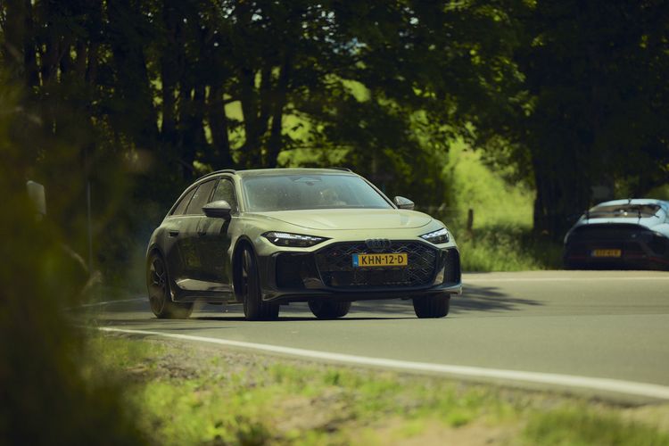 Audi RS 5 Avant driftend op bochtige weg
