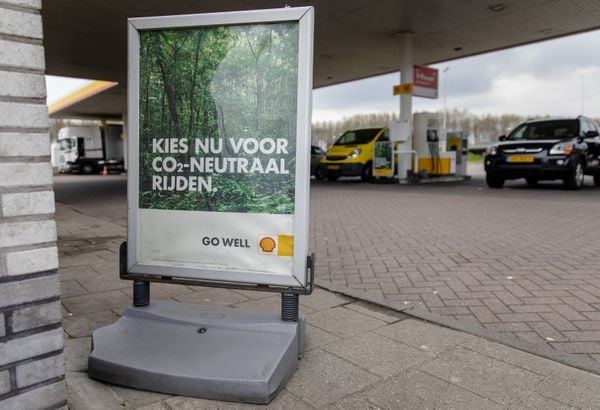 Nog geen verbod op benzine-reclames: 'Juridisch is het te onzeker'