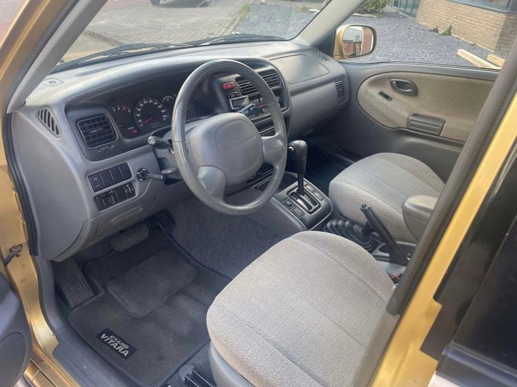 Suzuki Grand Vitara terreinwagen offroader 4x4 occasion tweedehands auto Toyota Land Cruiser