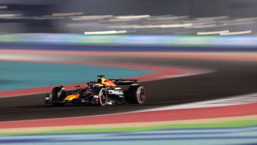 epa12560273 Red Bull Racing driver Max Verstappen of Netherlands competes in the Formula 1 Qatar Grand Prix at the Lusail International Circuit racetrack outside Doha, Qatar, 30 November 2025.  EPA/ALI HAIDER