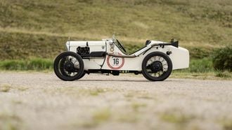 Velja en Rob trekken vijftien jaar door Europa met Austin 7 Sports