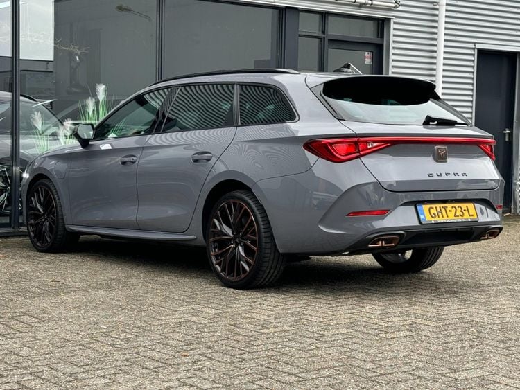 Jonge sportieve plug-in hybride voor het gezin kost nu helft van nieuwprijs