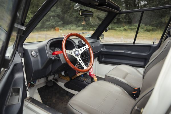 Dashboard en interieur van de Mega Tjaffer