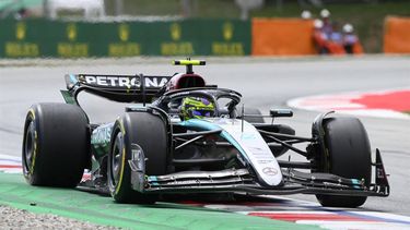 Mercedes' British driver Lewis Hamilton competes during the Spanish Formula One Grand Prix at the Circuit de Catalunya on June 23, 2024 in Montmelo, on the outskirts of Barcelona.  
Josep LAGO / AFP