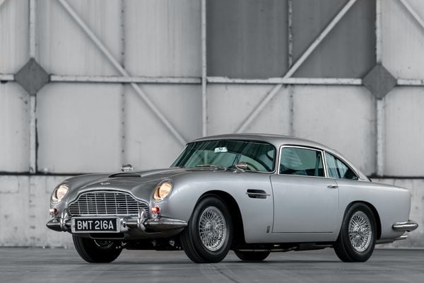 Maar liefst 25 wereldburgers voelen zich komend jaar James Bond, nu Aston Martin is begonnen met de levering van de speciale DB5 Goldfinger Continuation.