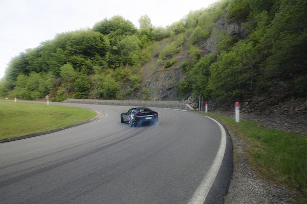 Ferrari 12Cilindri Frankrijk mooiste weg vulkaan