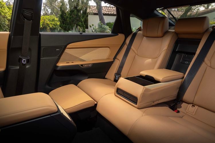 Voor 65.000 euro levert Lexus ES de ruimte van een BMW 7-serie