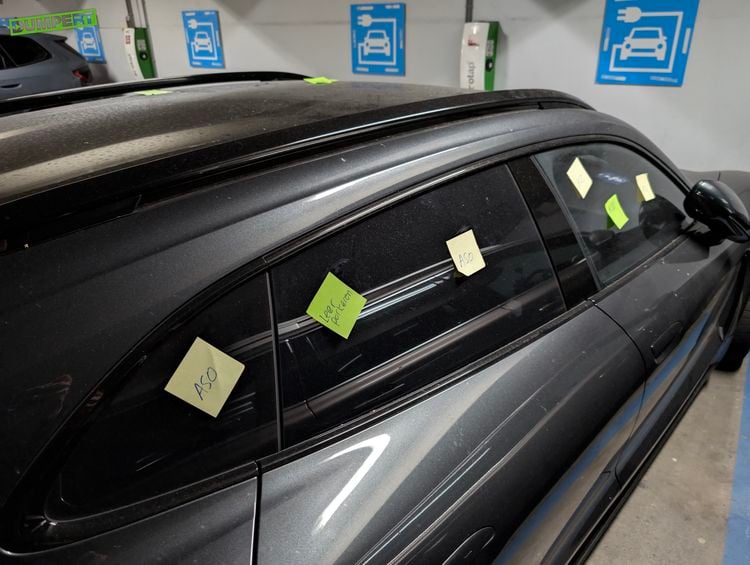 Foutparkeerder bestraft met post-its in Amsterdamse garage