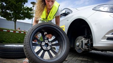 Geld besparen? Deze autoklusjes kan ook jij gemakkelijk uitvoeren
