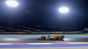 2023-10-06 20:17:19 epa10904205 Dutch Formula One driver Max Verstappen of Red Bull Racing during the Qualifying session for the Formula 1 Qatar Grand Prix in Lusail, Qatar, 06 October 2023. The Formula 1 Qatar Grand Prix will be held on 08 October 2023.  EPA/ALI HAIDER