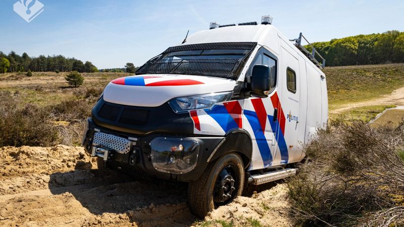 Nederlandse politie laat ineens ruige 4x4’s zien: busjes met 3,0-litermotor zijn redder in nooit