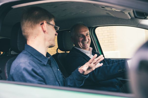 Fabrice Cambolive in gesprek in de Renault Twingo
