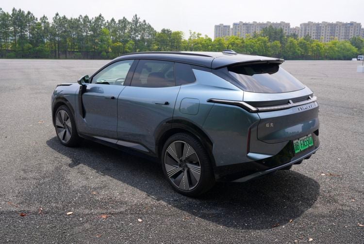 Lynk & Co 08 phev plug-in hybride