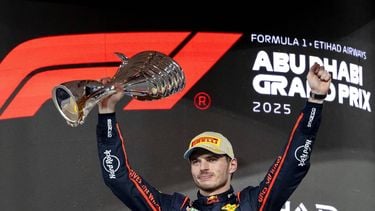 ABU DHABI - Max Verstappen (Red Bull Racing) op het podium van het Yas Marina Circuit na het winnen van de Abu Dhabi Grand Prix. Lando Norris (McLaren), die als derde eindigde, pakte de wereldtitel. ANP SANDER KONING