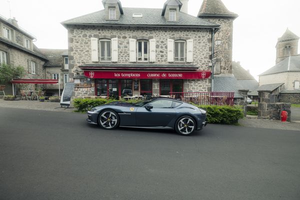 Ferrari 12Cilindri Frankrijk mooiste weg vulkaan