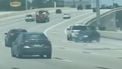 Zien: auto wordt achterstevoren gesleept terwijl iemand erin zit!