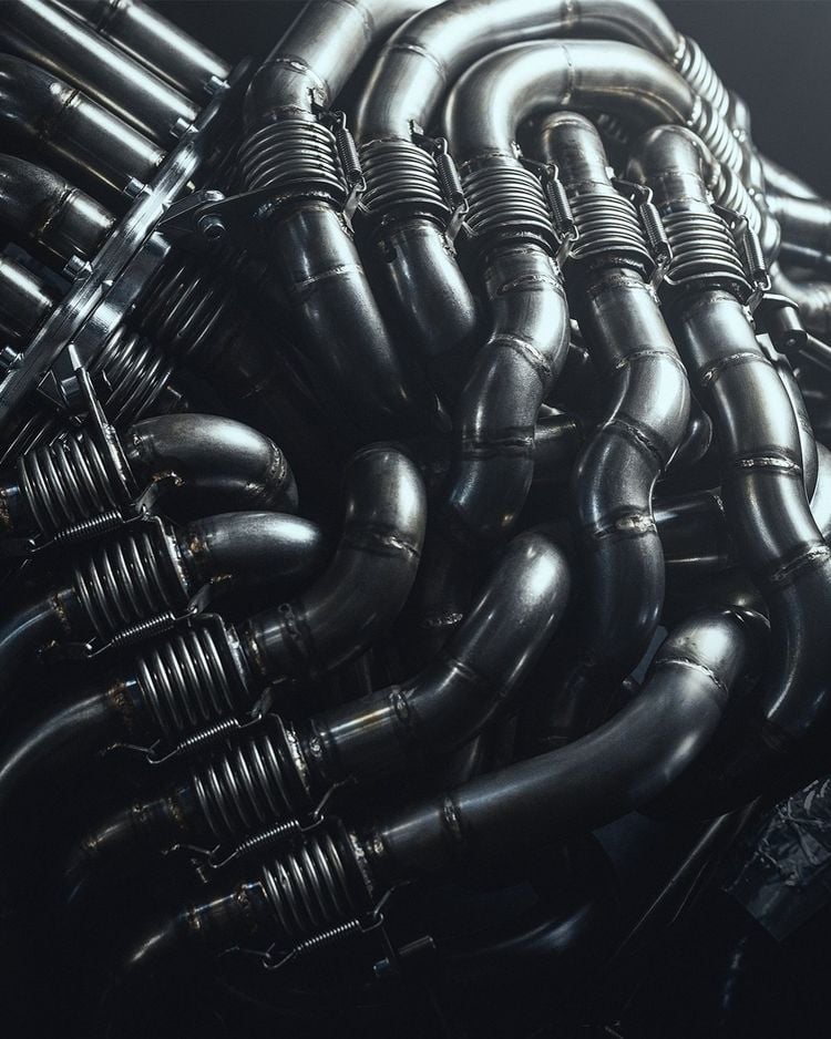 De Tomaso laat een nieuwe 900 pk-V12 zien met onwerkelijk uitlaatsysteem