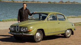 Oscar (29) rijdt een Saab 96 V4 uit 1972: “Hij is nog helemaal origineel”