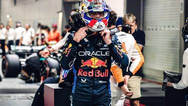 epa11617686 Dutch driver Max Verstappen of Red Bull Racing adjusts his helmet after coming in second during the qualifying for the Singapore Formula One Grand Prix at the Marina Bay Street Circuit, Singapore, 21 September 2024. The Singapore Formula One Grand Prix takes place on 22 September 2024.  EPA/TOM WHITE