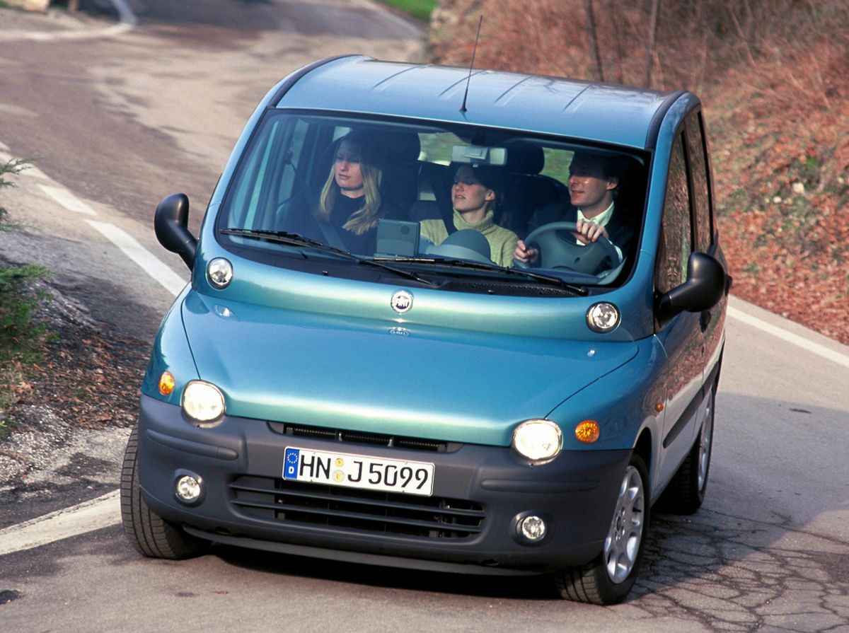 Wait car. Человек в машине. Водитель в машине. Wait car. Мужчина и женщина ругаются на улице.