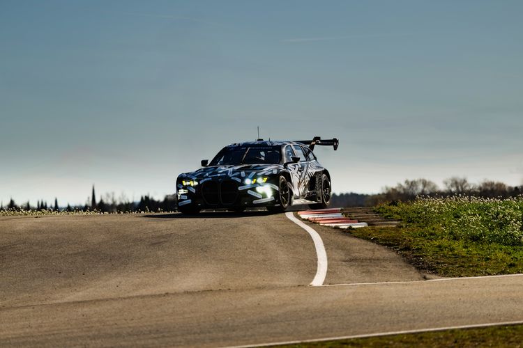 1 aprilgrap wordt ineens werkelijkheid: BMW M3 GT3 Touring eet Porsches als ontbijt